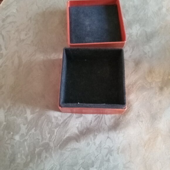 Vintage leather embossed men's jewellery or trinket box with felt lining - Picture 3 of 4